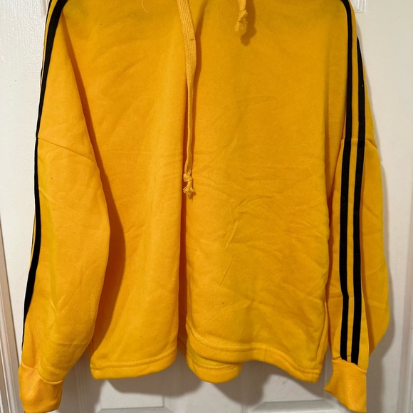 This is a matching yellow and black hoodie and sweat set, the size is 3x! - Picture 6 of 6